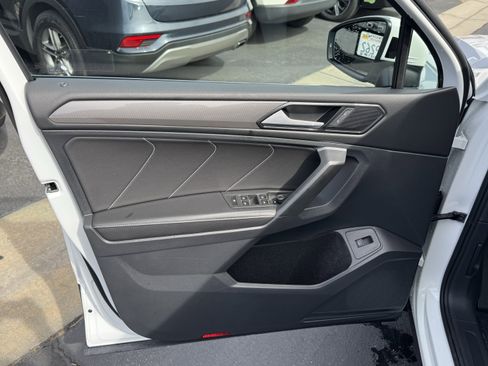 Used 2024 Volkswagen Tiguan SE w/ Panoramic Sunroof Package image 14