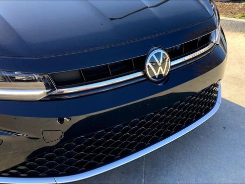 Used 2025 Volkswagen Jetta SE image 32