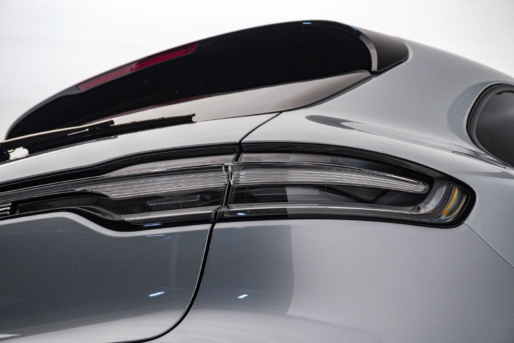 Certified 2026 Porsche Macan AWD/4WD image 12