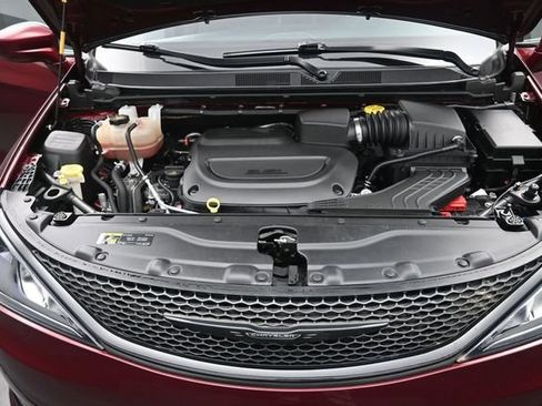 Used 2020 Chrysler Pacifica Touring w/ S Appearance Package FWD image 22
