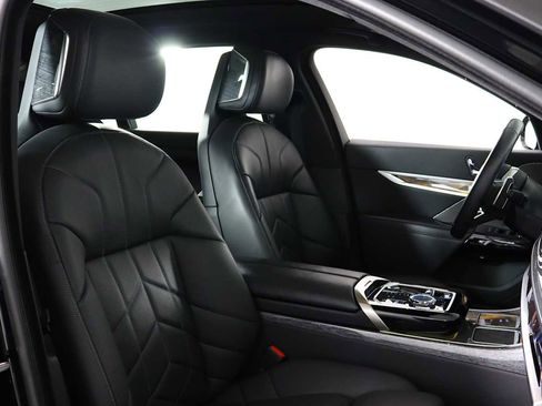 Used 2023 BMW 760i xDrive w/ Executive Package image 27