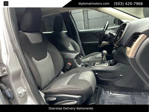 Used 2018 Jeep Cherokee Sport w/ Cold Weather Group AWD/4WD image 20