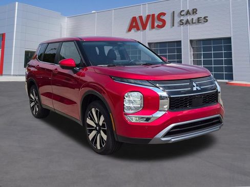 Used 2025 Mitsubishi Outlander SE AWD/4WD image 2