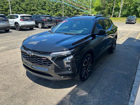 Used 2025 Chevrolet Trax RS w/ Driver Confidence Package FWD image 1