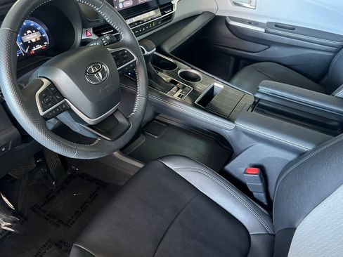 Used 2025 Toyota Sienna XSE image 9