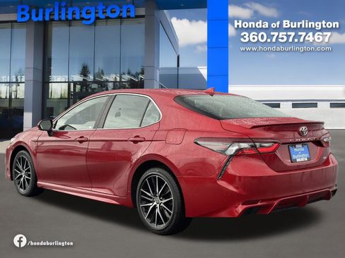 Used 2024 Toyota Camry SE image 4