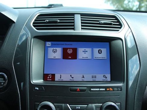 Used 2019 Ford Explorer XLT w/ Equipment Group 202A FWD image 18