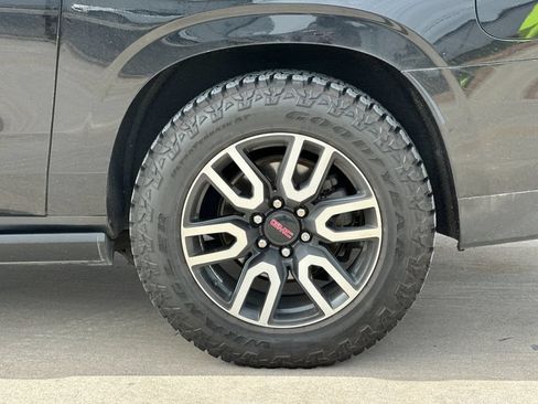 Used 2021 GMC Yukon XL AT4 w/ AT4 Premium Plus Package AWD/4WD image 12