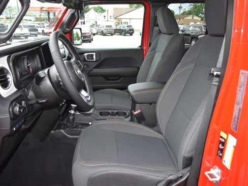 Used 2025 Jeep Wrangler Unlimited Sahara w/ Safety Group AWD/4WD image 11