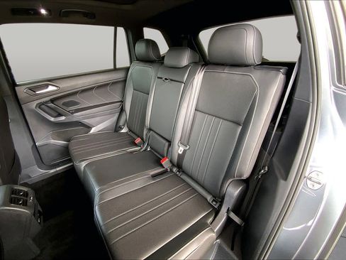 Used 2023 Volkswagen Tiguan SE R-Line FWD image 21