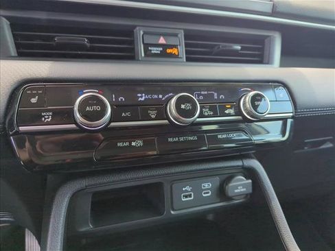 Used 2025 Honda Pilot Touring image 11