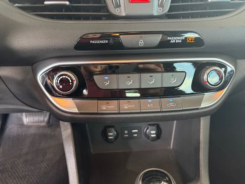 Used 2020 Hyundai Elantra GT FWD image 17