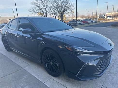 Used 2025 Toyota Camry SE image 7