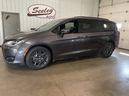 Used 2018 Chrysler Pacifica Touring-L Plus w/ Advanced Safetytec Group FWD image 1