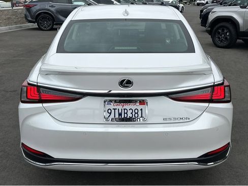Certified 2025 Lexus ES 300h w/ Premium Package image 5