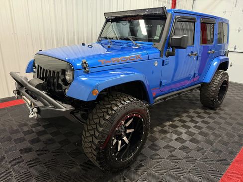 Used 2015 Jeep Wrangler Unlimited Sahara w/ Max Tow Package AWD/4WD image 5