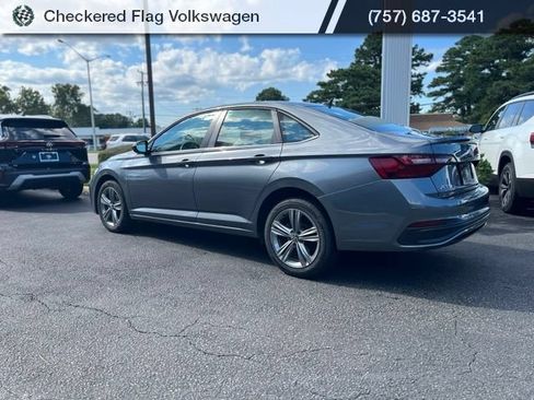 Used 2024 Volkswagen Jetta SE FWD image 4