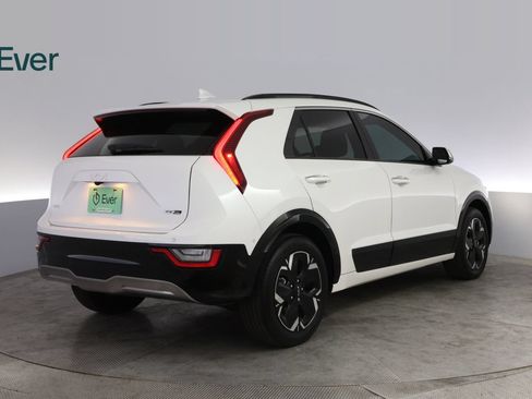 Used 2024 Kia Niro Wave FWD image 3