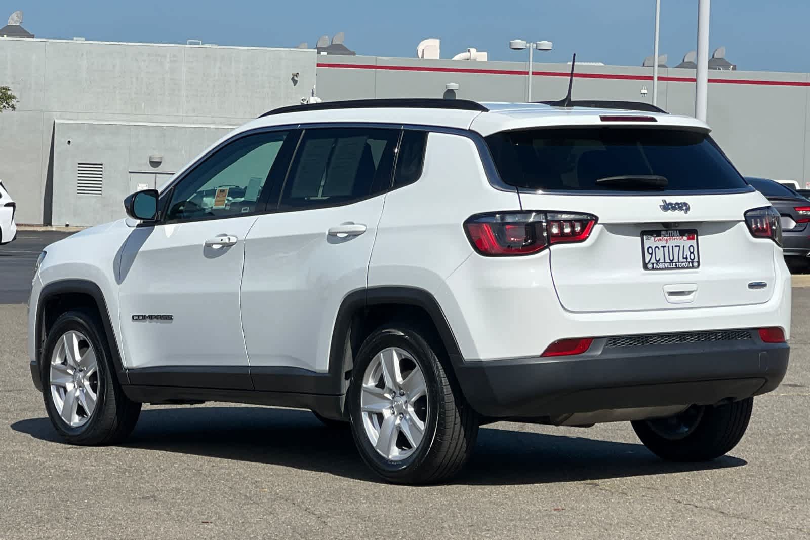 Used 2022 Jeep Compass Latitude FWD image 7