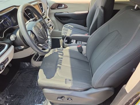 Used 2019 Chrysler Pacifica Touring Plus w/ Tire & Wheel Group FWD image 10