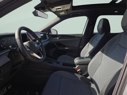 New 2026 Volkswagen Tiguan SE R-Line FWD image 15