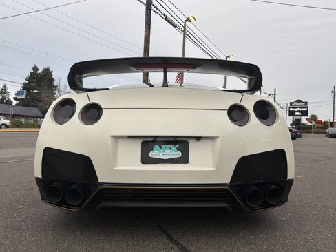 Used 2013 Nissan GT-R Premium image 9