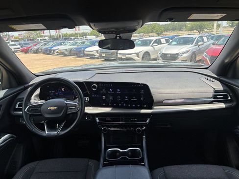 Used 2025 Chevrolet Traverse LT FWD image 37