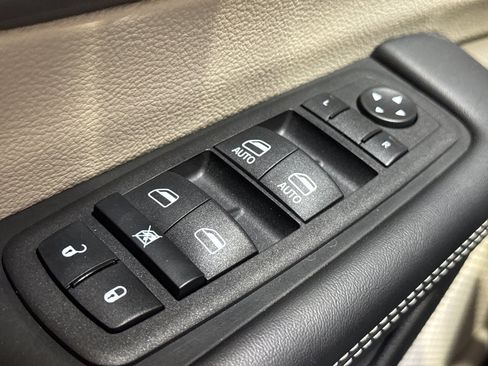 Used 2023 Chrysler Pacifica Touring-L AWD/4WD image 35