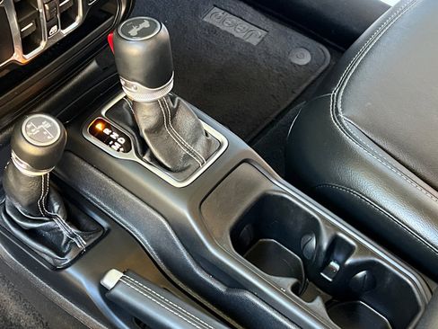 Used 2022 Jeep Wrangler Unlimited Sahara image 22