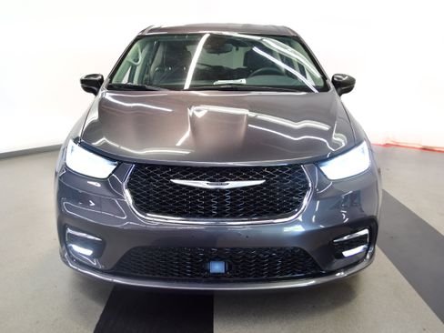 Used 2023 Chrysler Pacifica Touring-L FWD image 3
