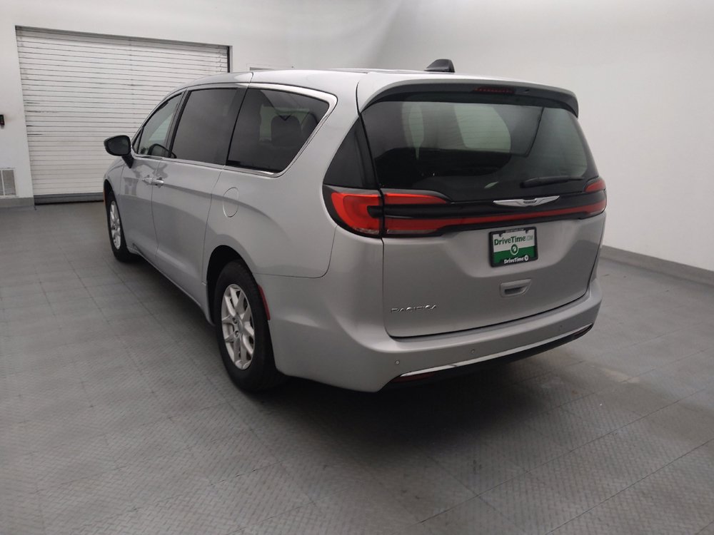 Used 2024 Chrysler Pacifica Touring-L FWD image 5