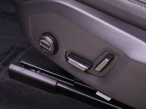 Certified 2025 Volvo XC60 T8 Plus AWD/4WD image 18