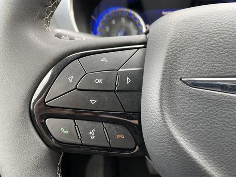 Used 2025 Chrysler Pacifica Limited image 17