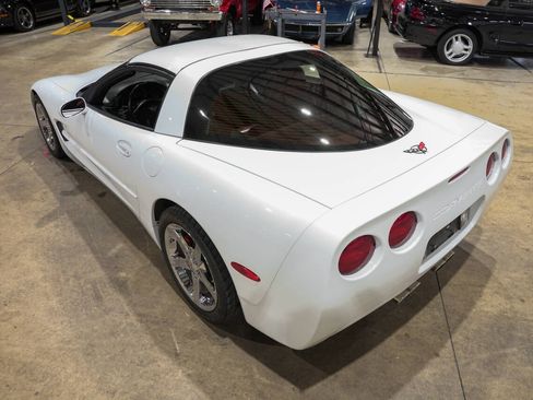 Used 1998 Chevrolet Corvette Coupe w/ Memory Pkg RWD image 16