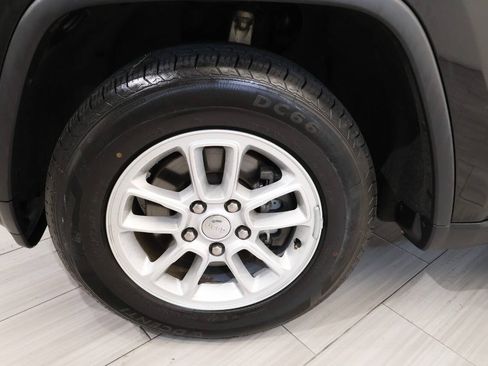 Used 2020 Jeep Grand Cherokee Laredo AWD/4WD image 10