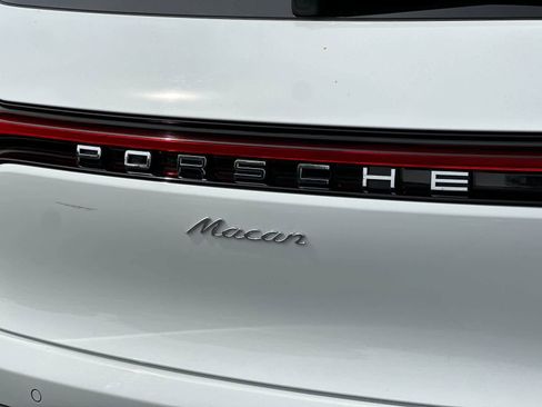 Certified 2025 Porsche Macan image 32