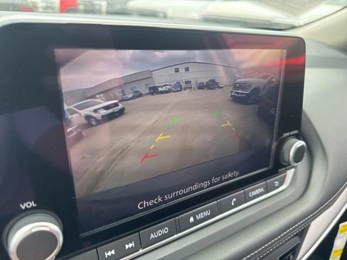 Used 2024 Nissan Rogue SV w/ SV Premium Package FWD image 3