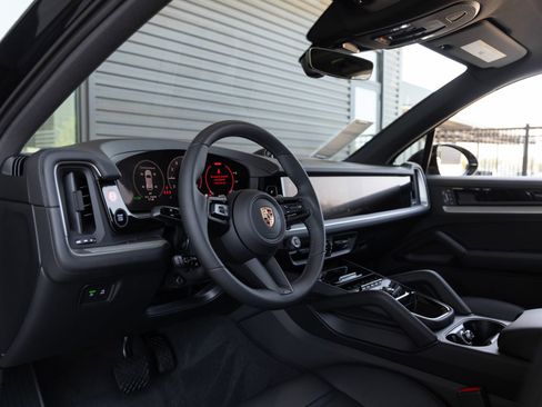 Certified 2025 Porsche Cayenne E-Hybrid AWD/4WD image 4