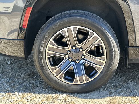 Used 2024 Jeep Wagoneer L Series II image 17