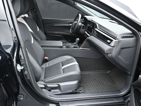 Used 2025 Toyota Camry SE image 28