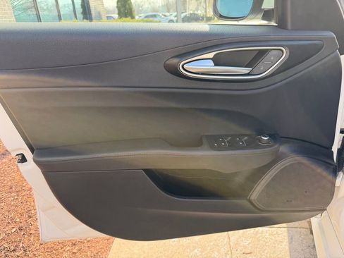 Used 2017 Alfa Romeo Giulia image 16