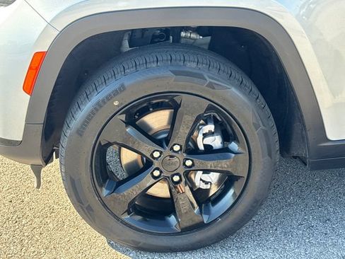 Used 2023 Jeep Grand Cherokee L Laredo AWD/4WD image 26