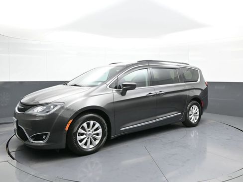 Used 2017 Chrysler Pacifica Touring-L image 10