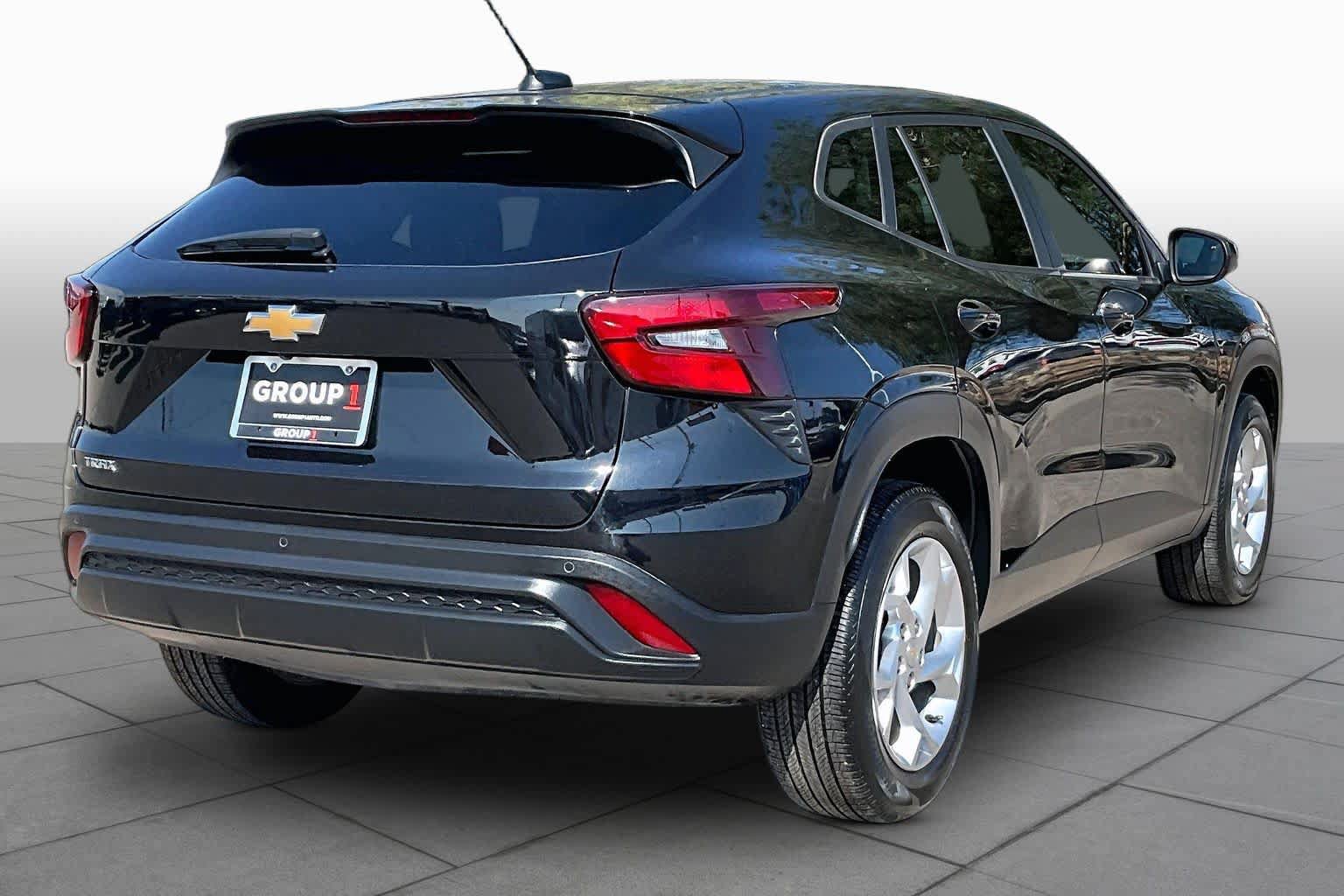 Used 2025 Chevrolet Trax LS w/ LS Convenience Package FWD image 12