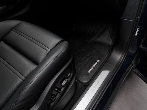 Used 2025 Porsche Cayenne Coupe image 33