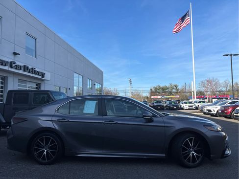 Used 2023 Toyota Camry SE w/ Cold Weather Package AWD/4WD image 3