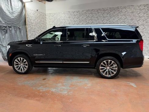 Used 2021 GMC Yukon XL Denali w/ Denali Premium Package AWD/4WD image 4