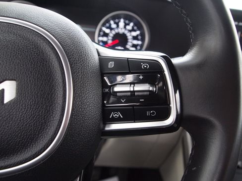 Used 2023 Kia Carnival LX image 24