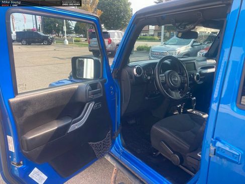 Used 2014 Jeep Wrangler Unlimited Sahara w/ Connectivity Group AWD/4WD image 18