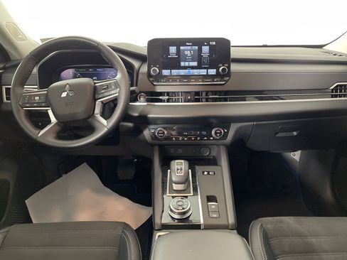 Used 2025 Mitsubishi Outlander SE image 16